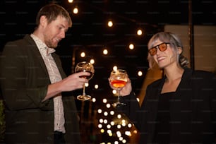 Un uomo e una donna che tengono bicchieri di vino
