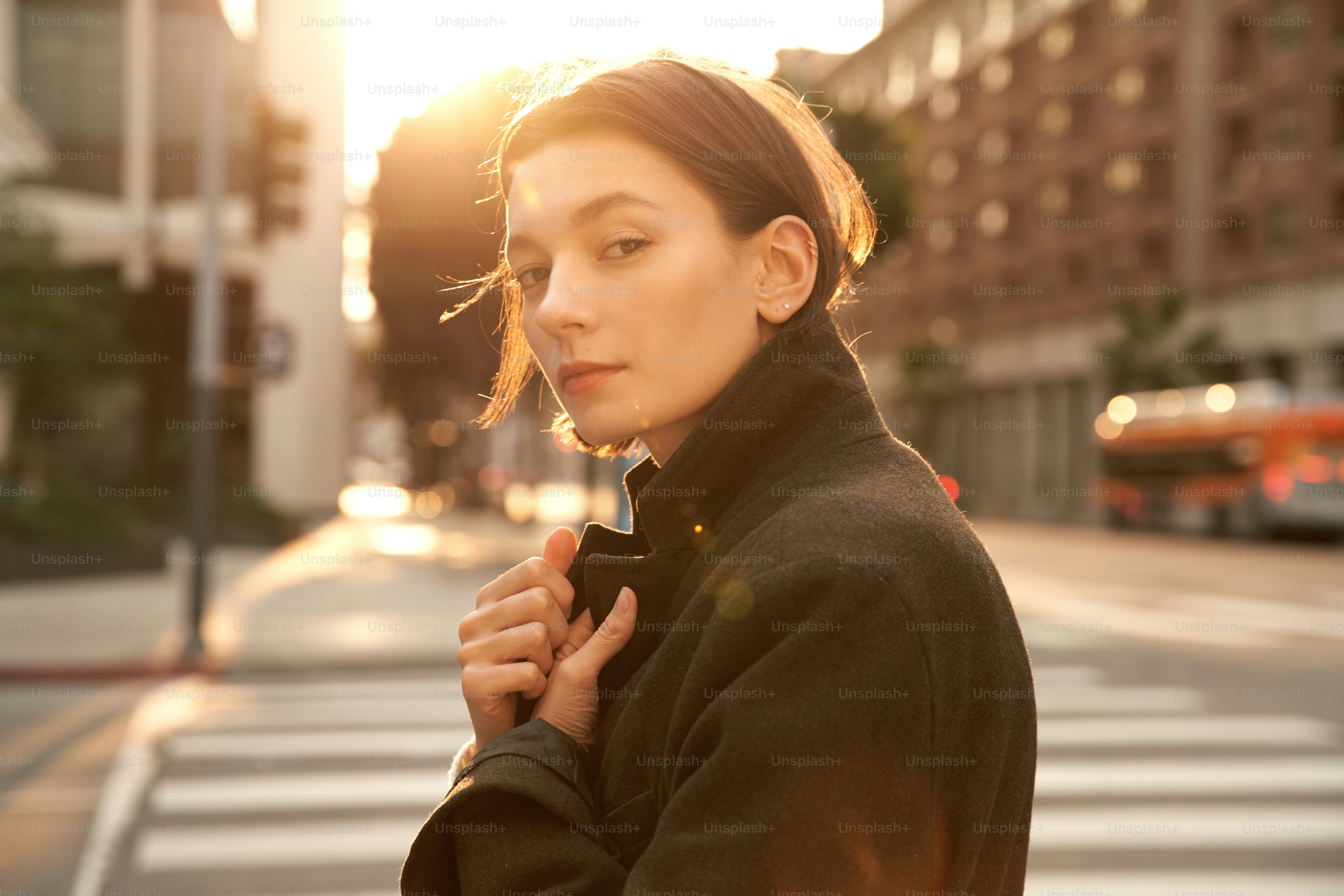 길가에 서 있는 여자