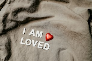 Sono amato scritto su una maglietta con un cuore