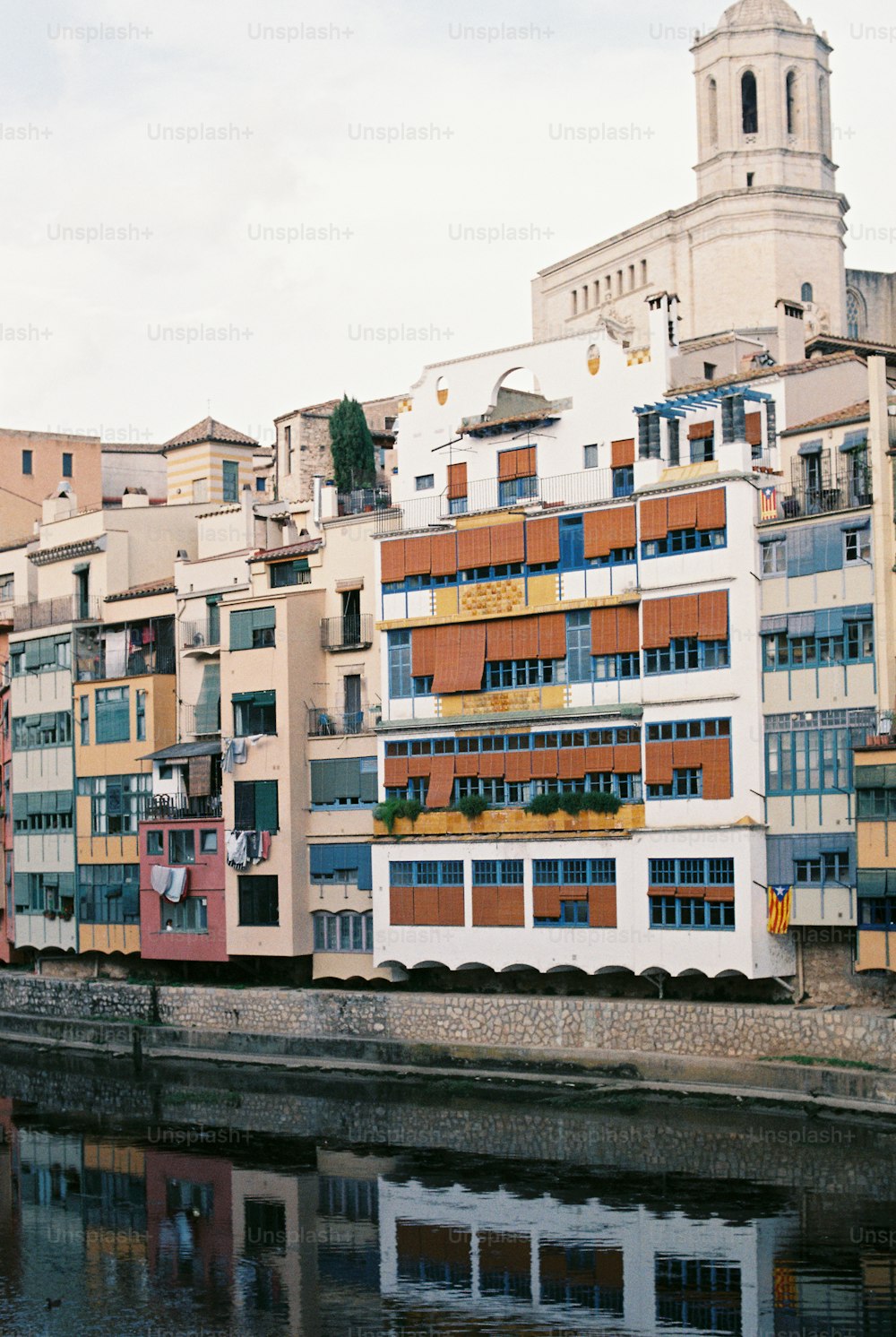 Ein Gewässer mit Gebäuden im Hintergrund