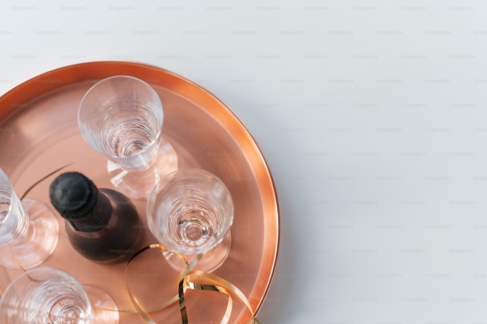 un plateau en métal avec des verres à vin et une bouteille de vin
