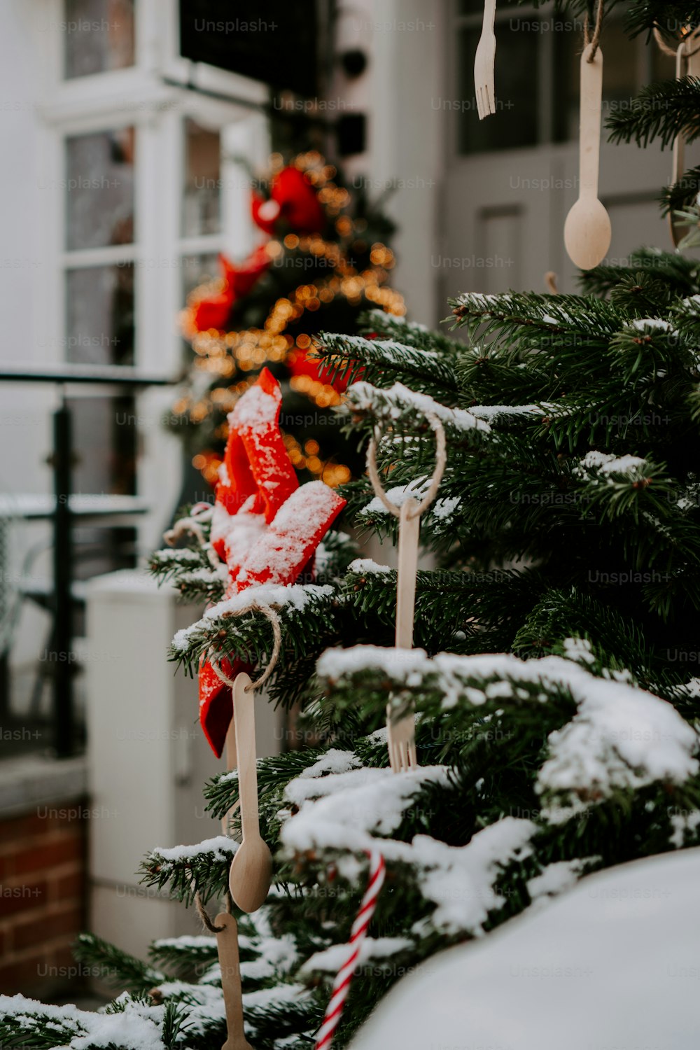 Un árbol de Navidad con bastones de caramelo colgando de él