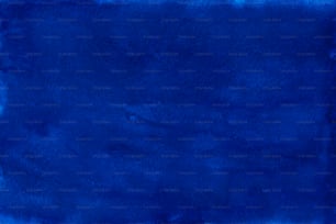 um quadrado azul pintado com aquarelas em um fundo branco