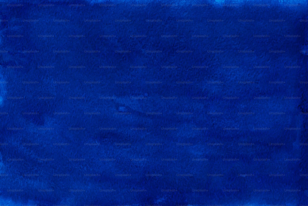 Un quadrato blu dipinto con acquerelli su sfondo bianco
