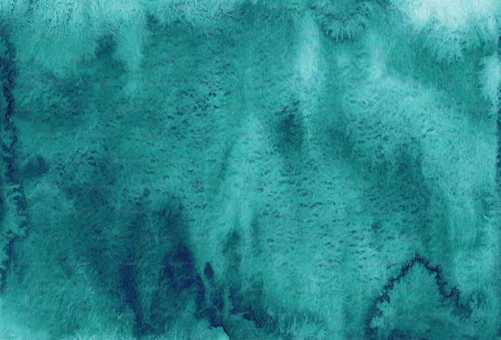 uma vista aérea de um oceano azul com ondas