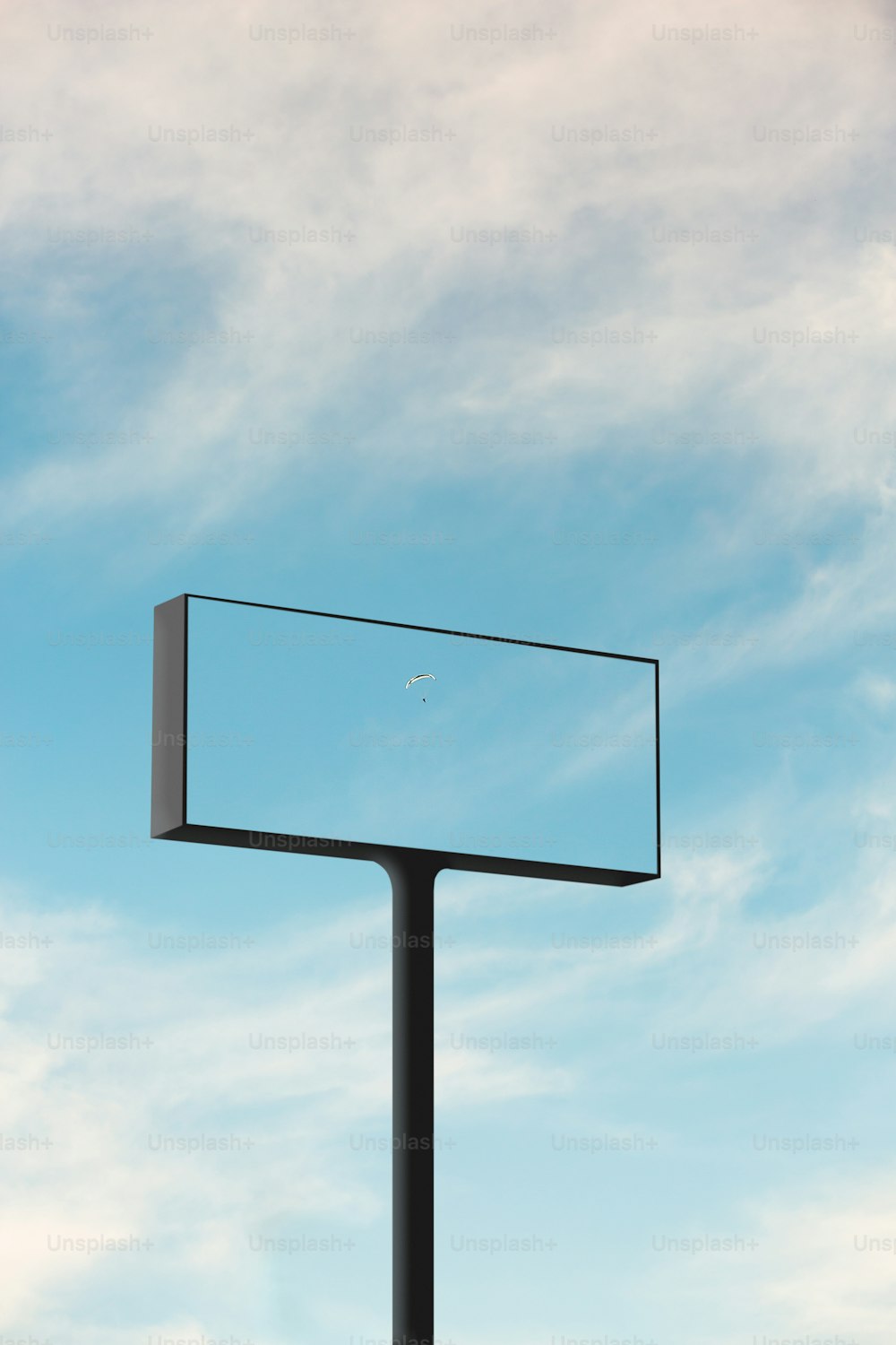 Una valla publicitaria con un cielo azul en el fondo