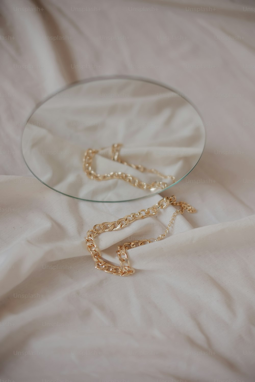 une plaque de verre avec une chaîne en or dessus