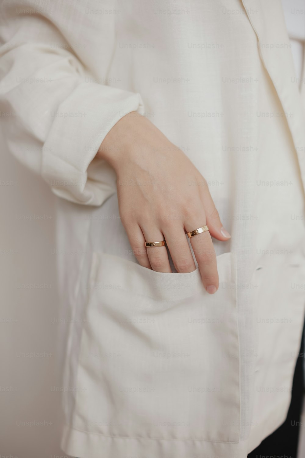 Eine Frau trägt ein weißes Hemd und einen goldenen Ring