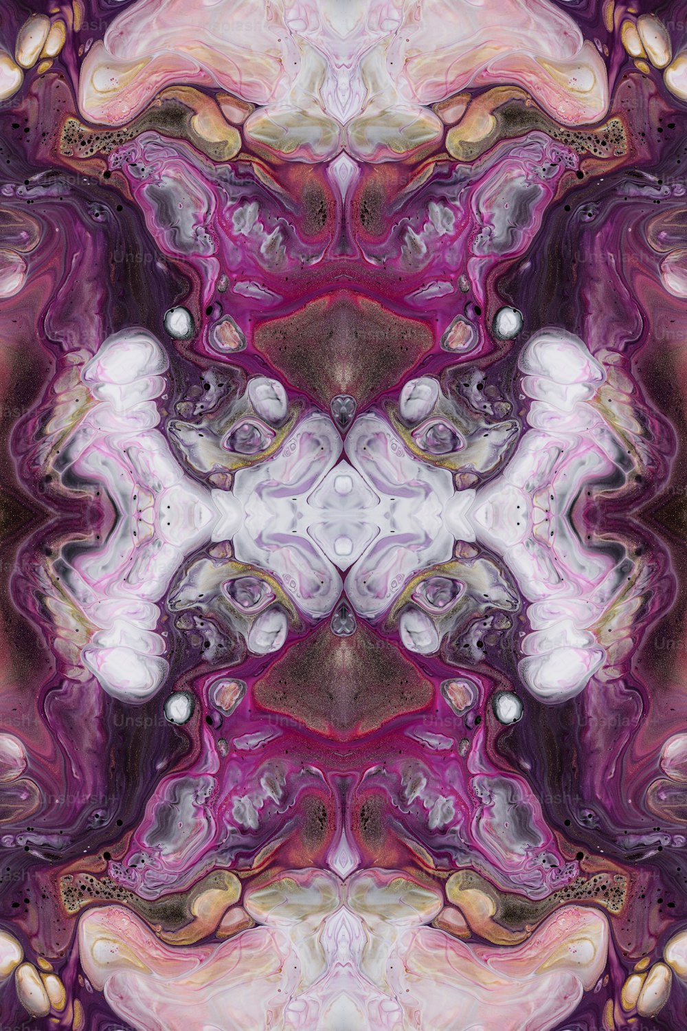 Une peinture abstraite au design violet, rose et blanc