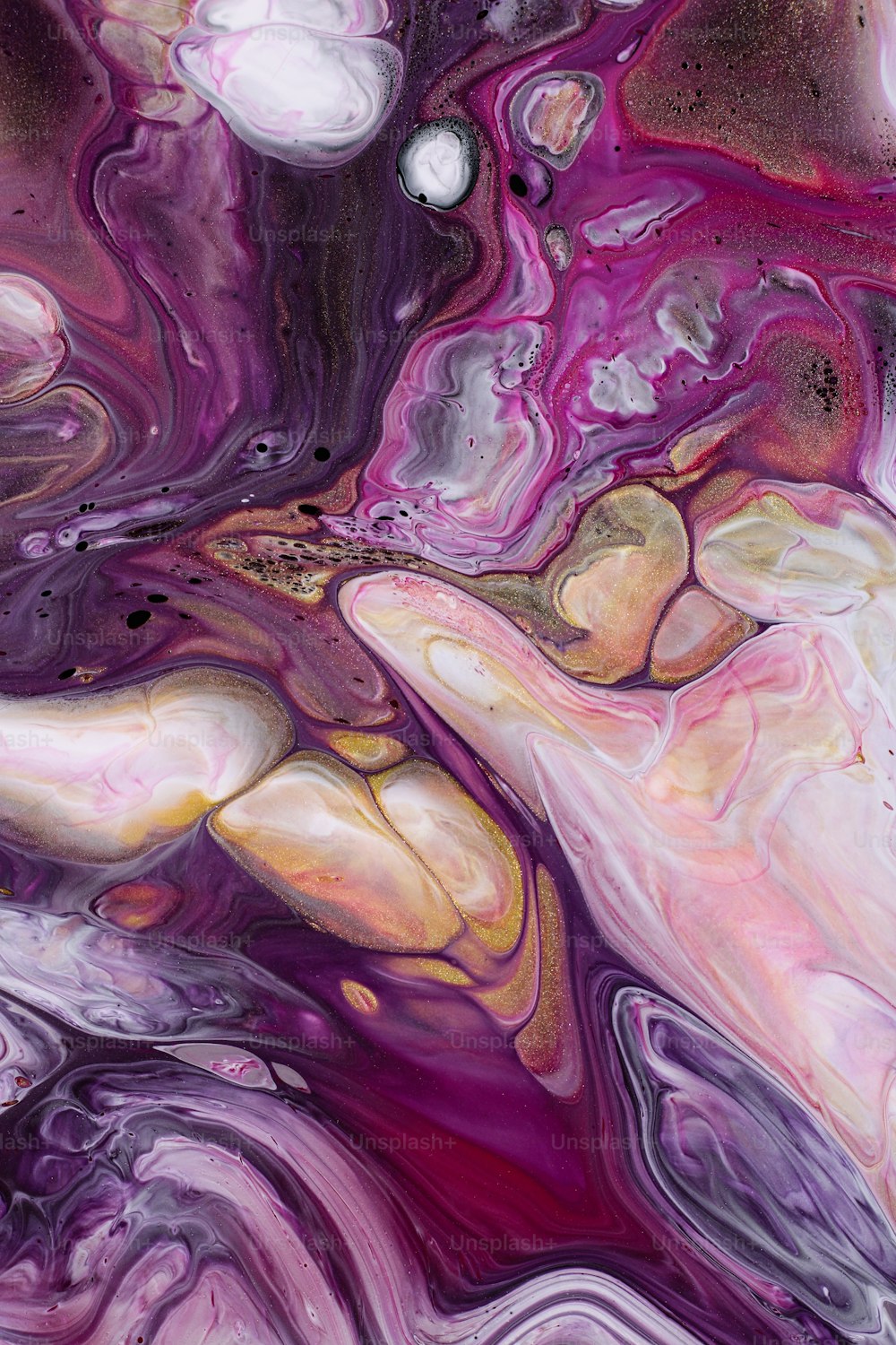 Un dipinto astratto con colori viola e giallo
