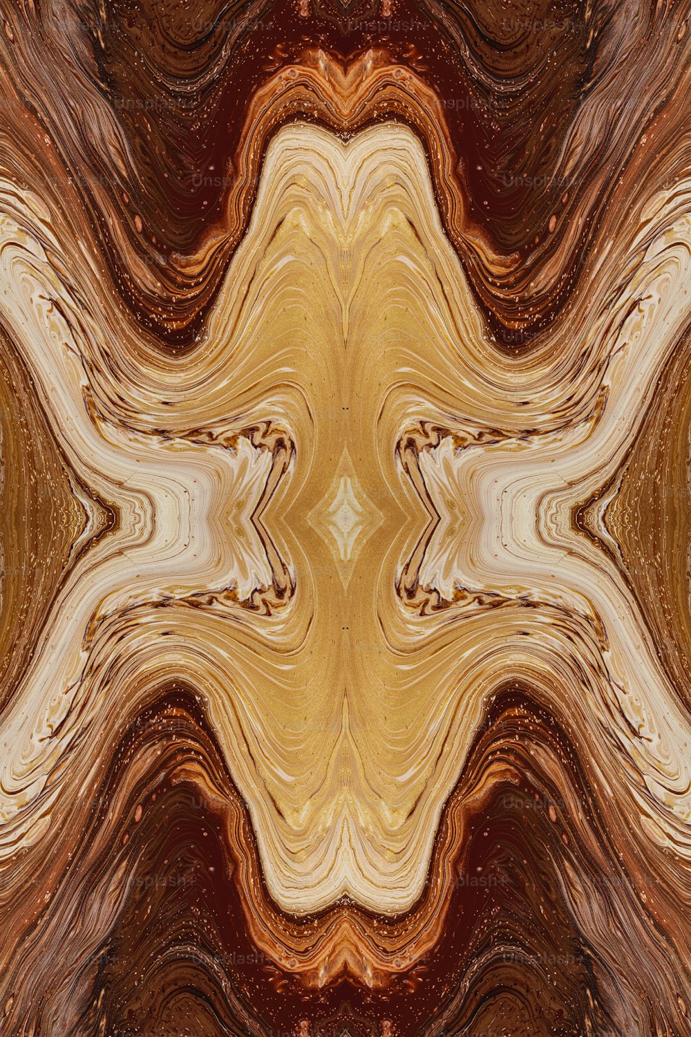 ein abstraktes Bild eines goldenen und braunen Musters