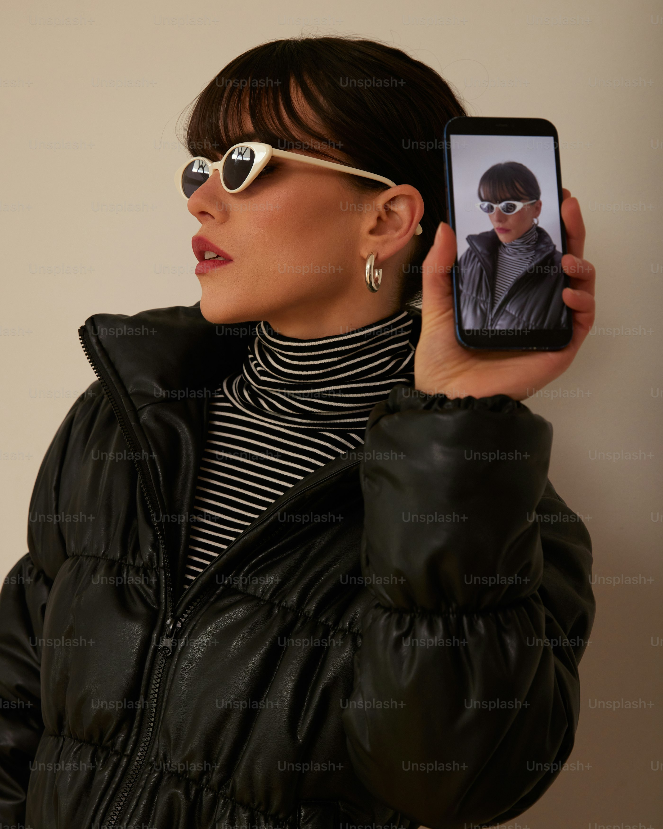 Una donna che tiene un telefono cellulare fino al suo viso