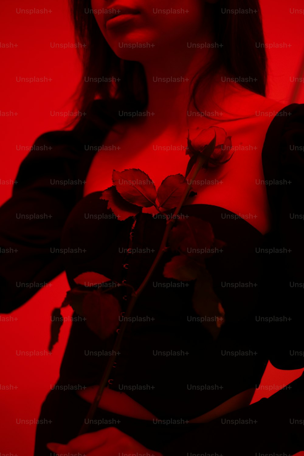 Una donna con una rosa in mano