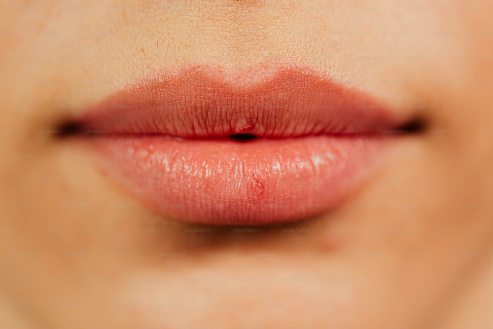 赤い口紅と女性の唇の接写