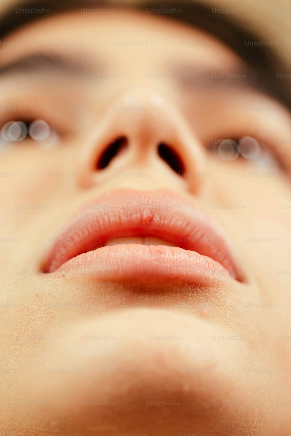 um close up do rosto de uma mulher com uma escova de dentes na boca