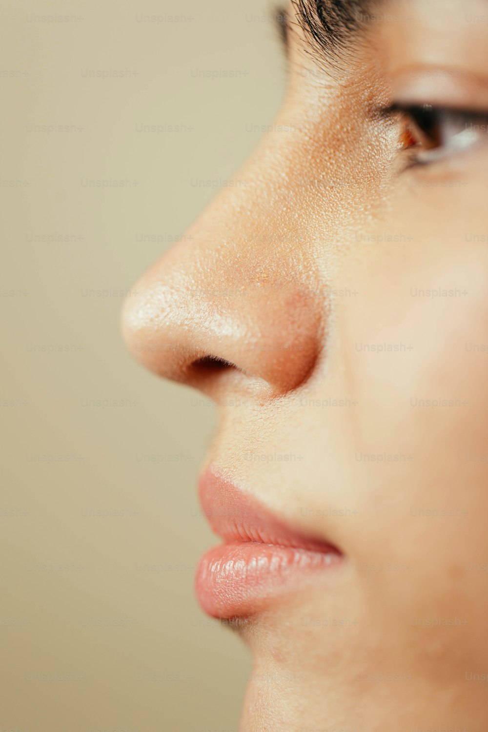un primo piano del naso e del naso di una donna