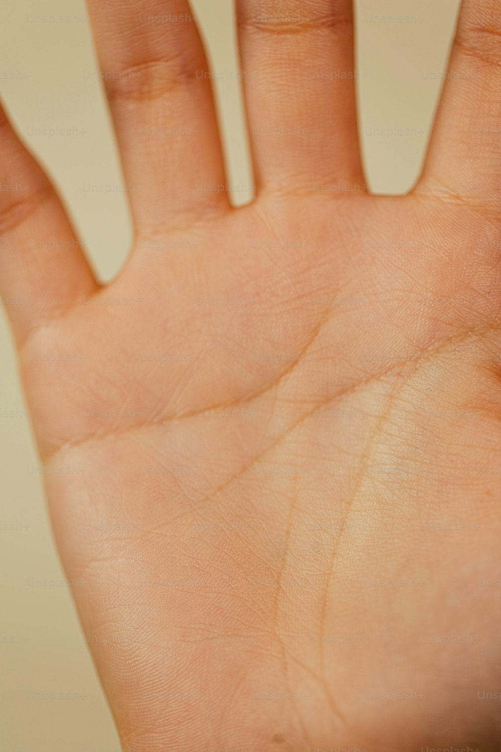 um close up da mão de uma pessoa segurando um telefone celular