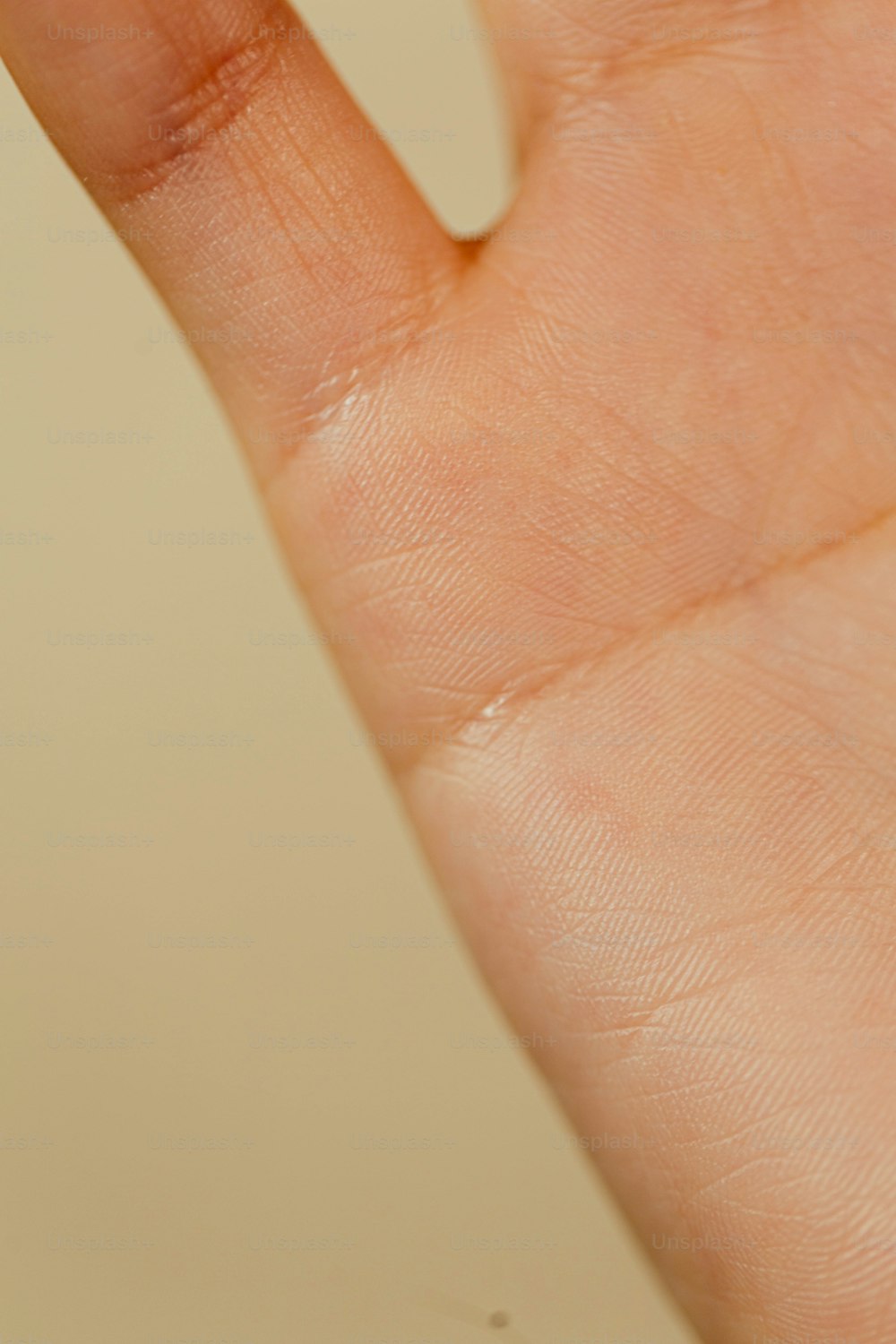 La mano de una persona sostiene un teléfono celular