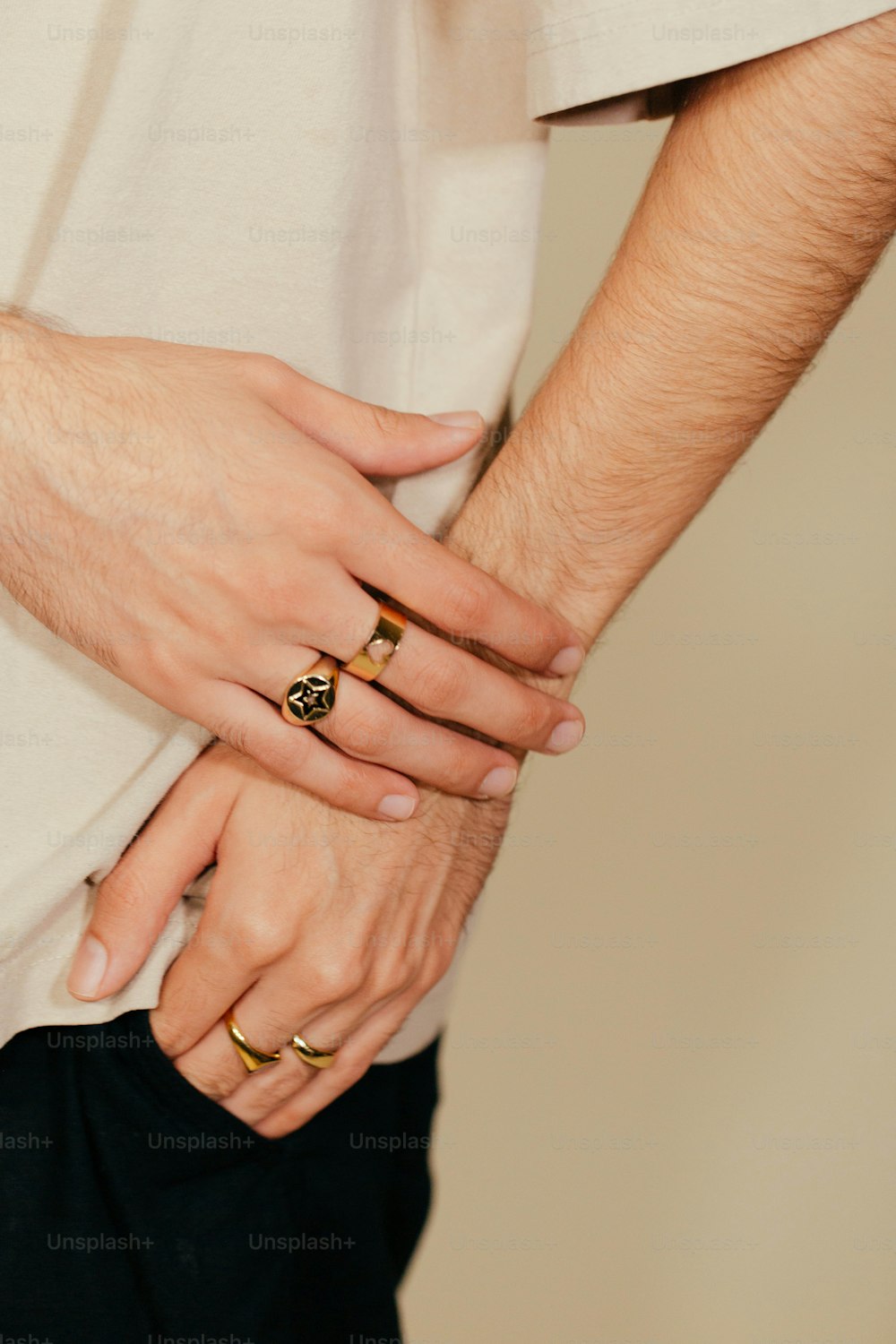 um close up de duas pessoas de mãos dadas