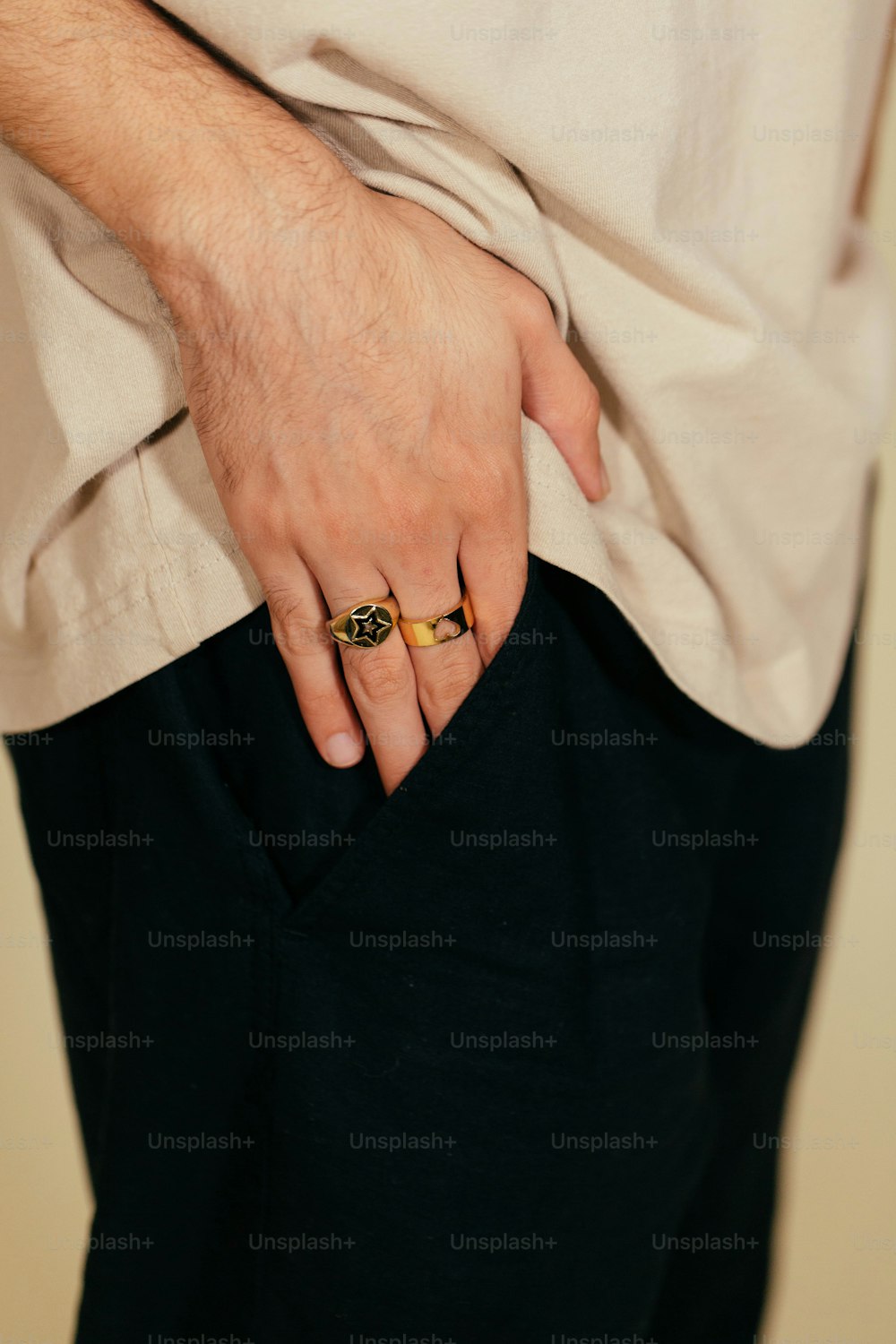 um homem vestindo um anel de ouro com uma faixa preta