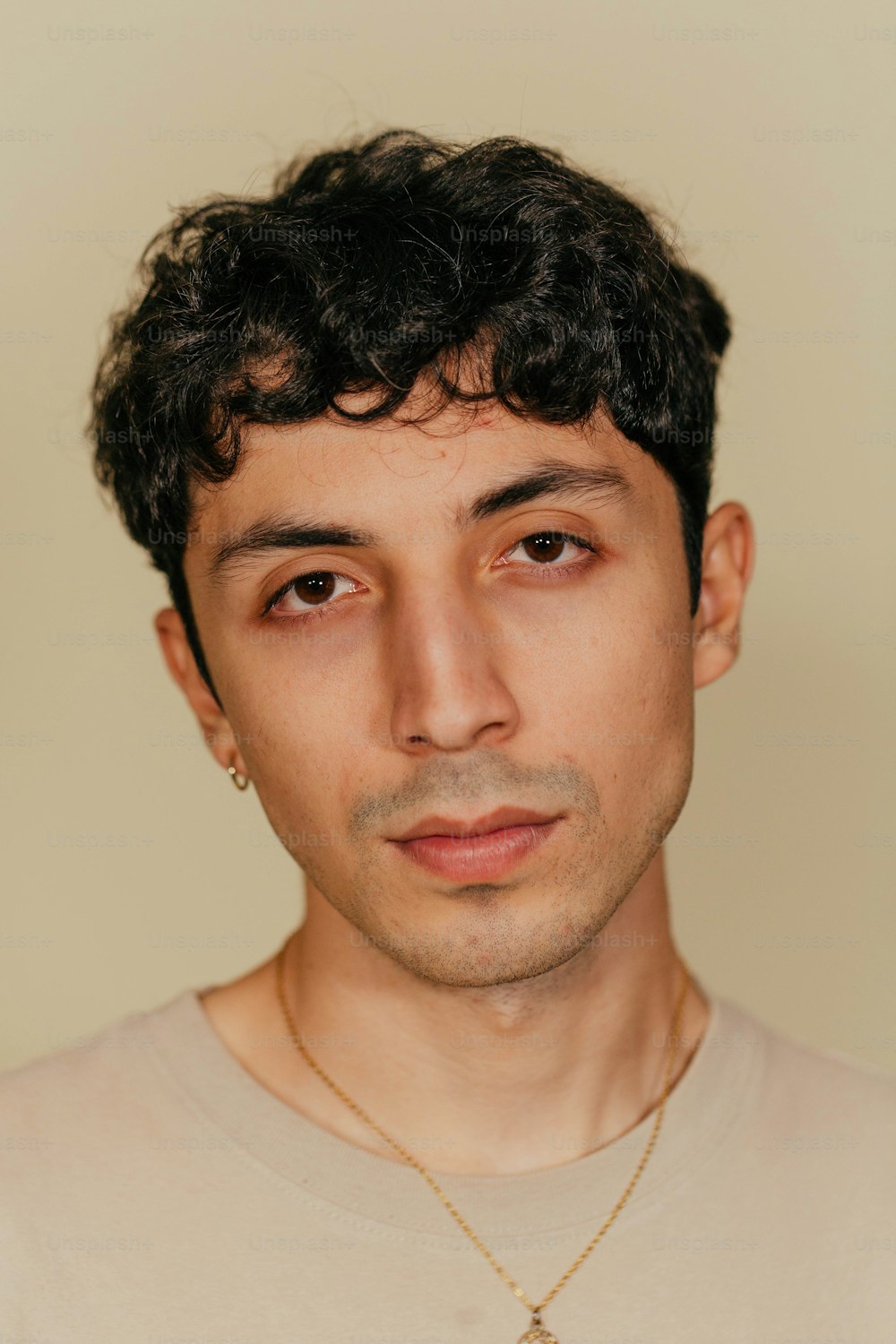 un homme portant un collier avec une croix dessus