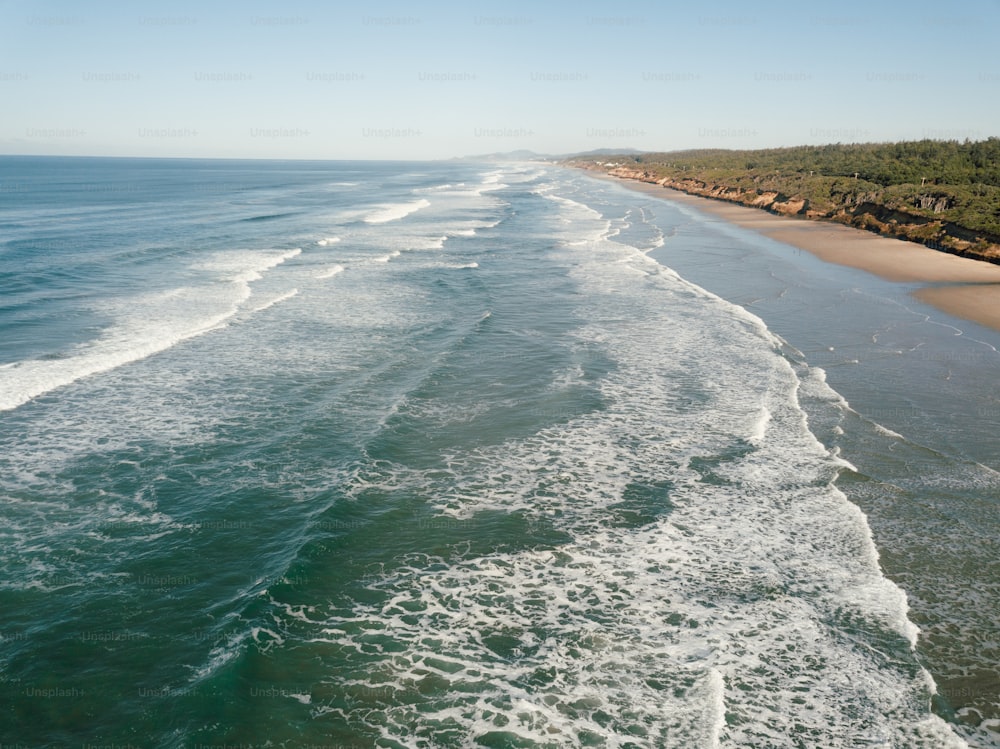 uma vista aérea de uma praia e oceano
