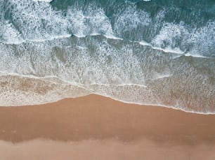una vista aerea di una spiaggia sabbiosa con onde