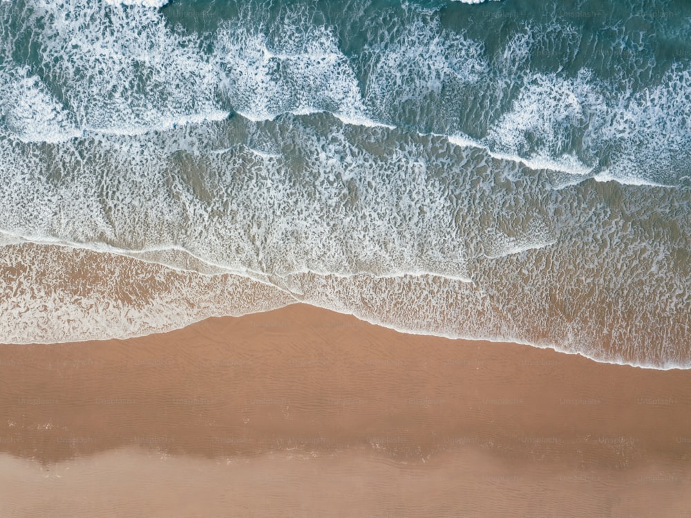波のある砂浜の空撮