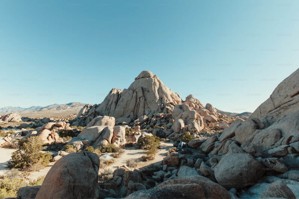 uma vista de uma montanha rochosa com um céu claro