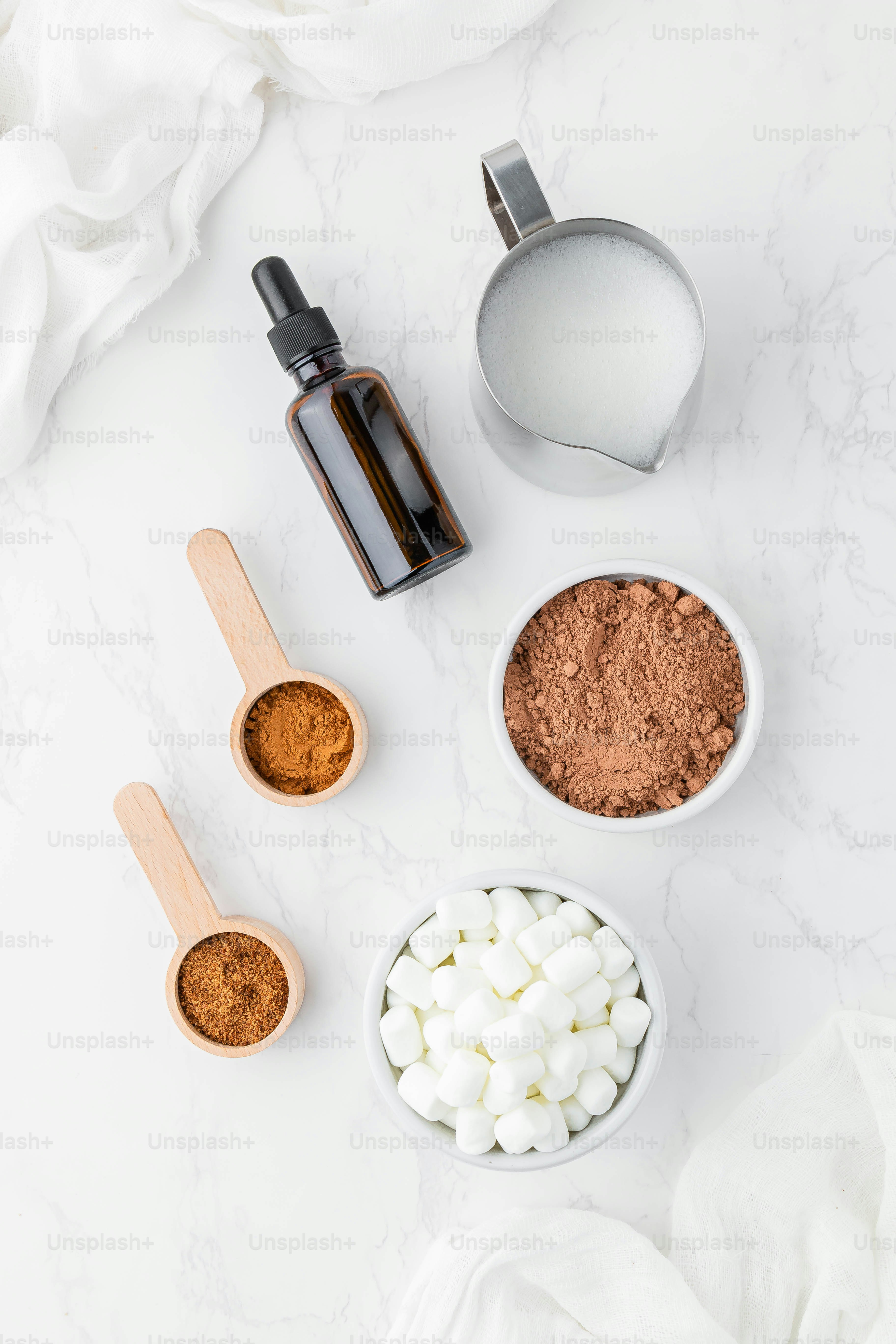 une table surmontée de bols remplis de différents types d’ingrédients