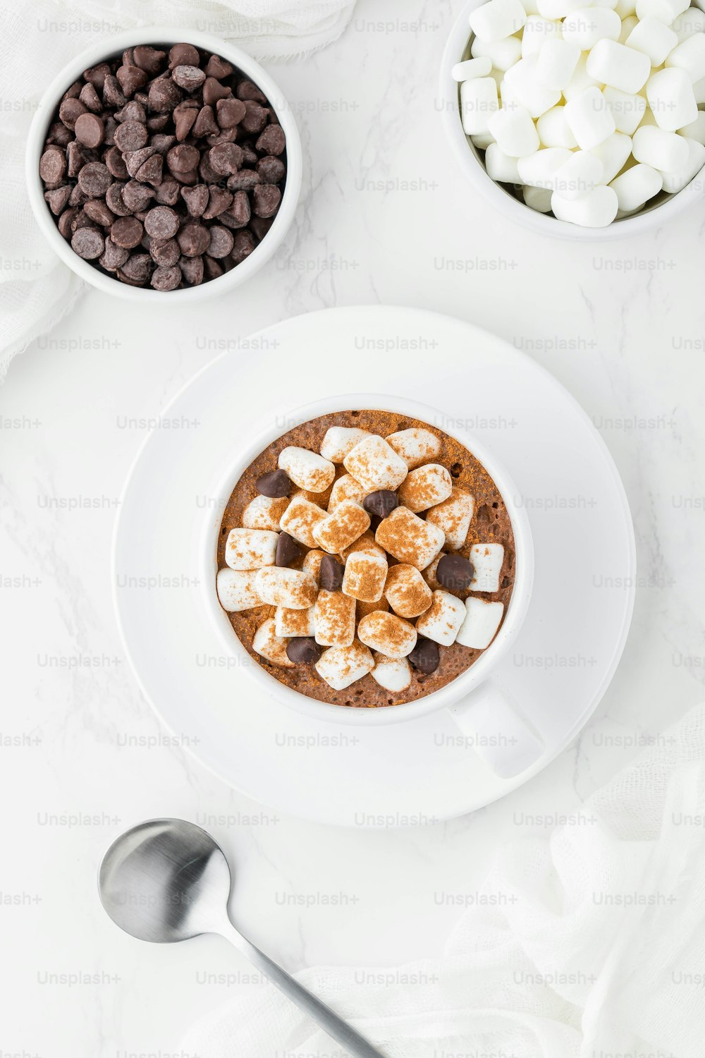 una ciotola di cioccolata calda con marshmallow e gocce di cioccolato