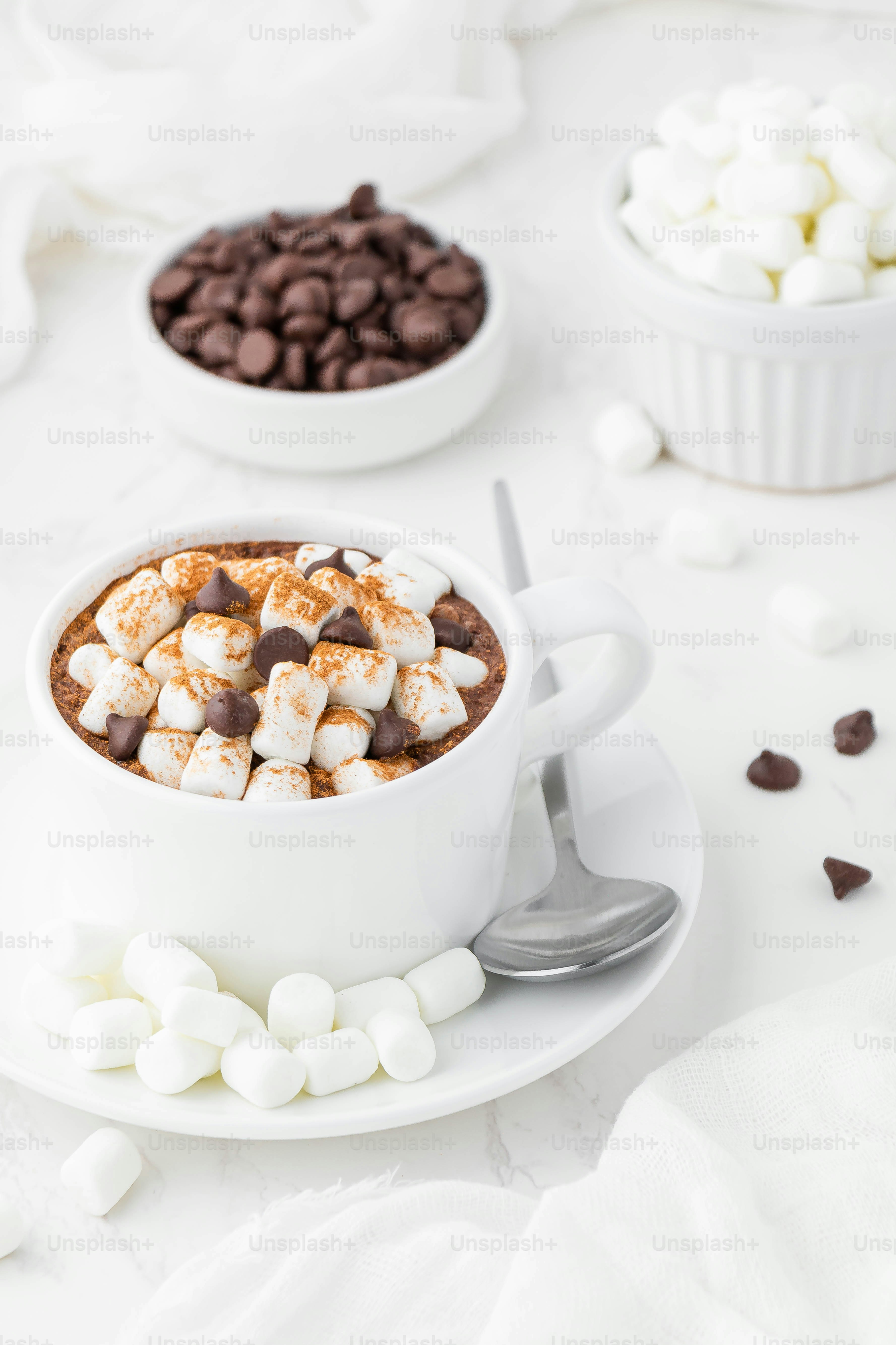 une tasse de chocolat chaud avec des guimauves et des pépites de chocolat