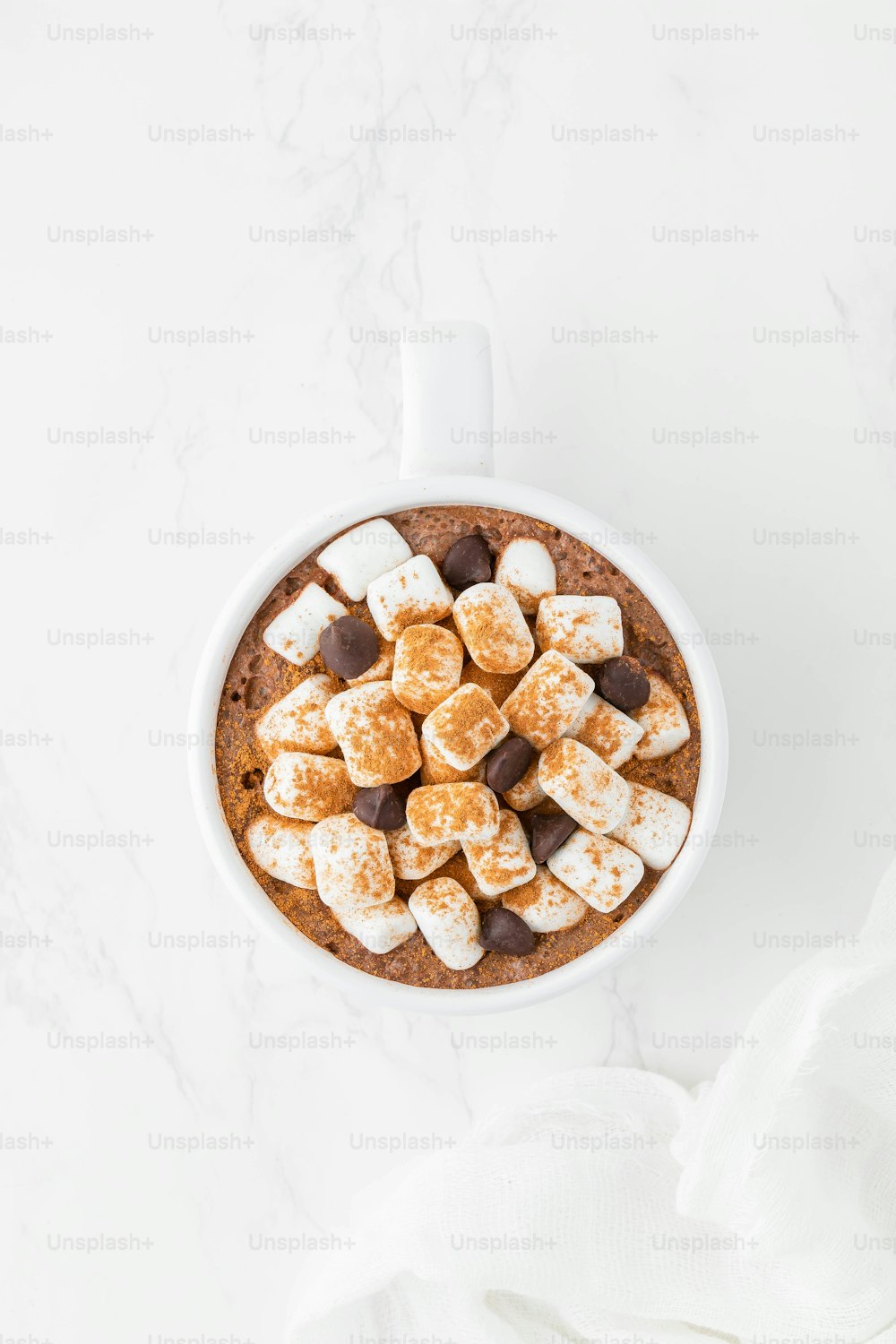 eine Tasse heiße Schokolade mit Marshmallows darin