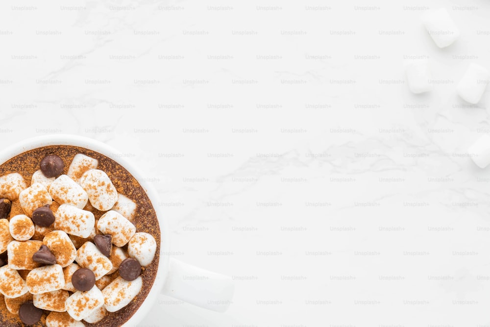 uma xícara de chocolate quente com marshmallows