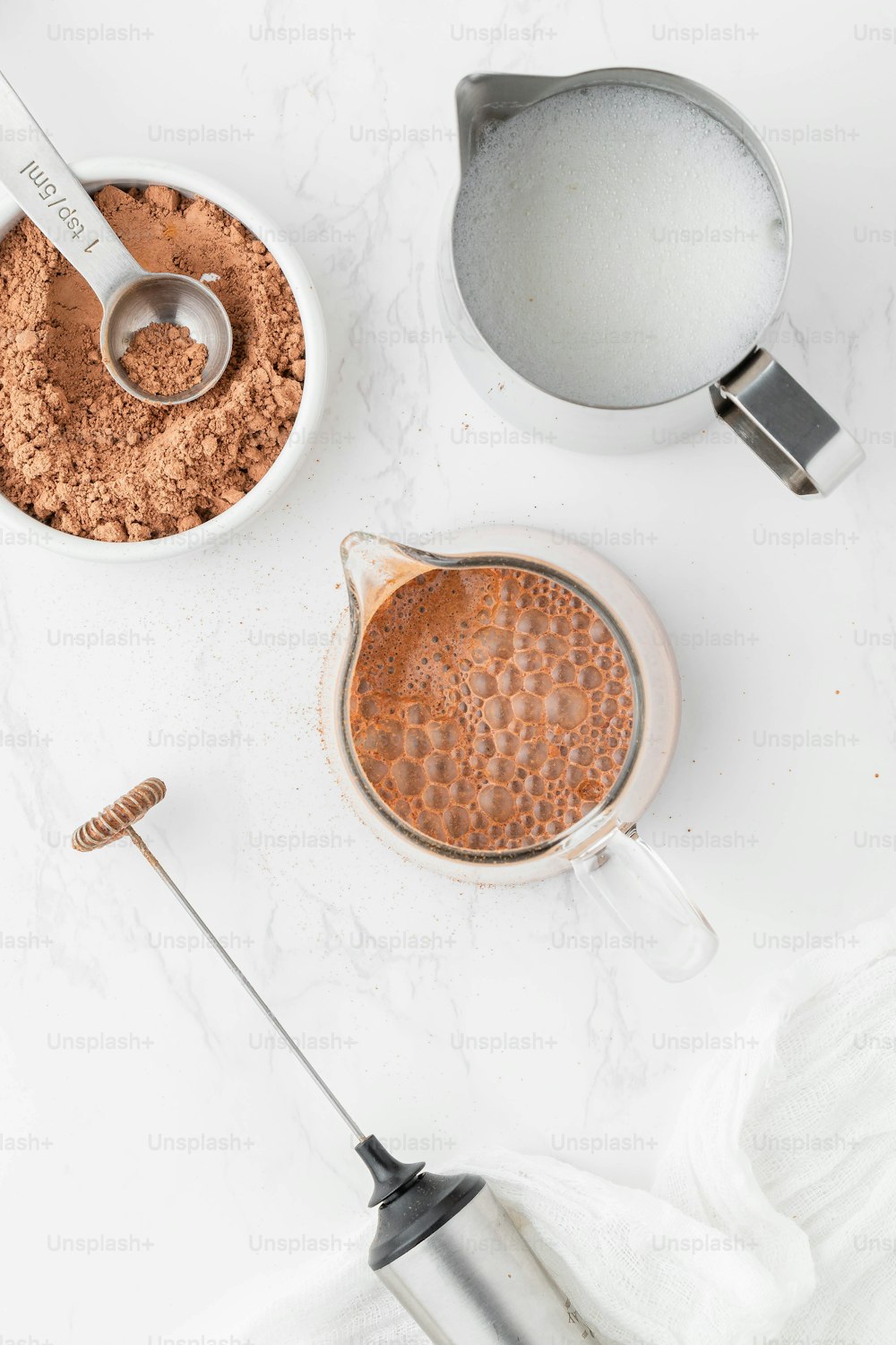 un bol de pudding au chocolat à côté d’une cuillère à mesurer