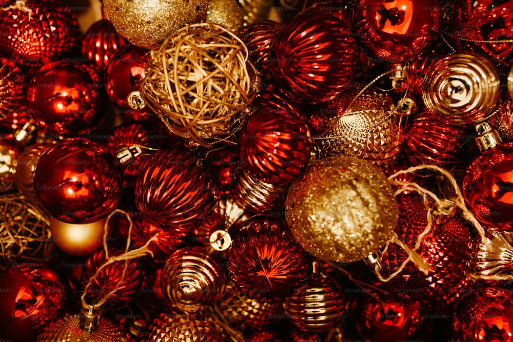 Una pila de adornos navideños rojos y dorados