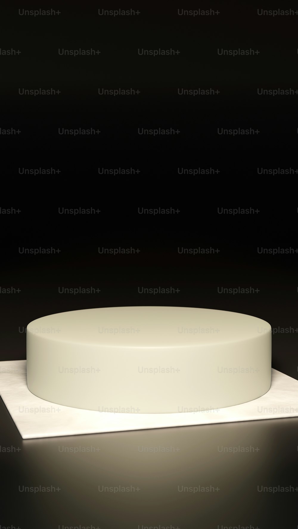 Un objeto redondo blanco sentado encima de una mesa