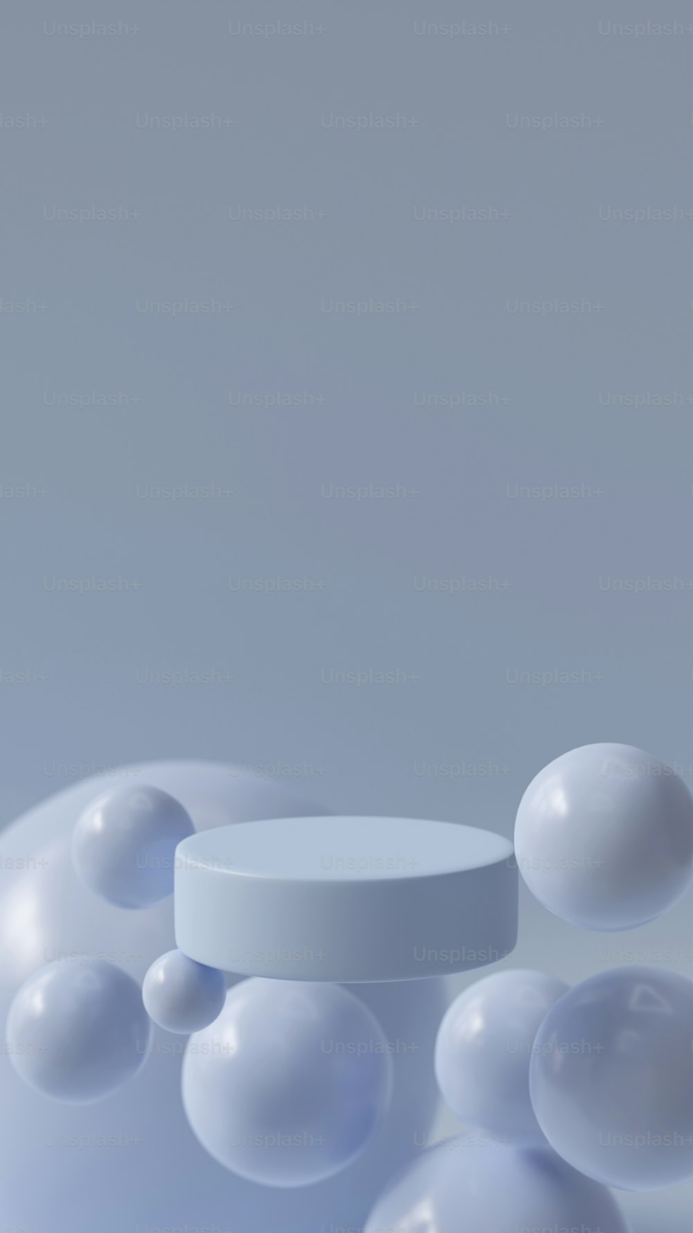 Un gruppo di palline bianche che galleggiano sopra un tavolo