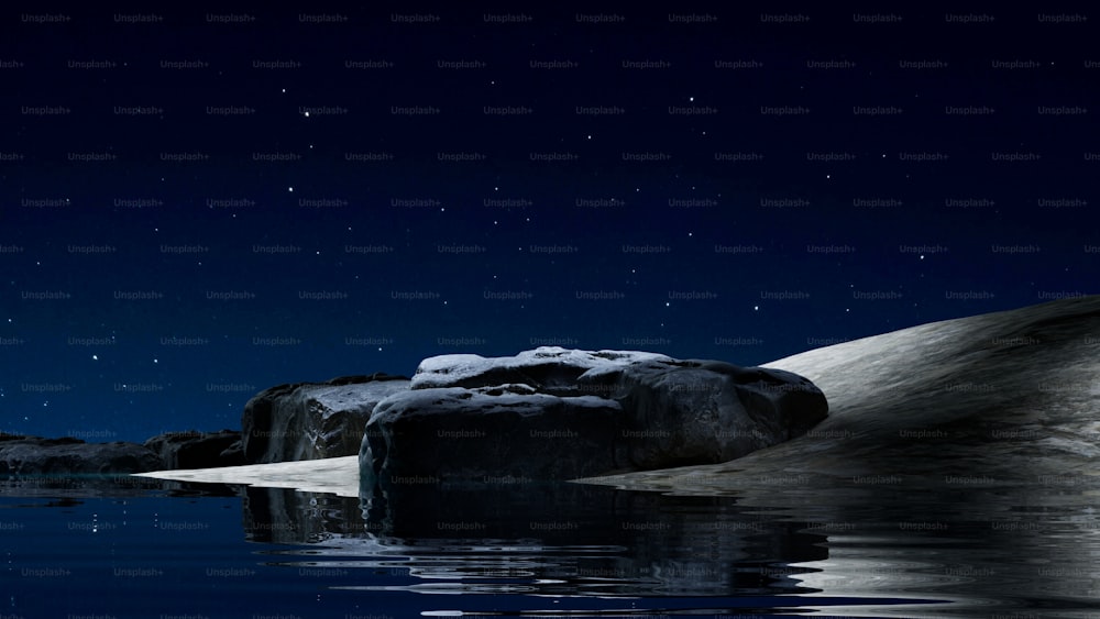 uma grande rocha sentada em cima de um corpo de água