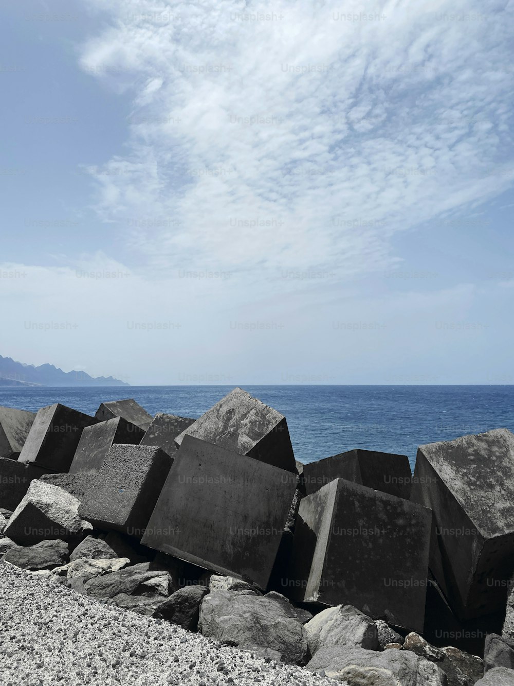 uma pilha de rochas sentada no topo de uma praia