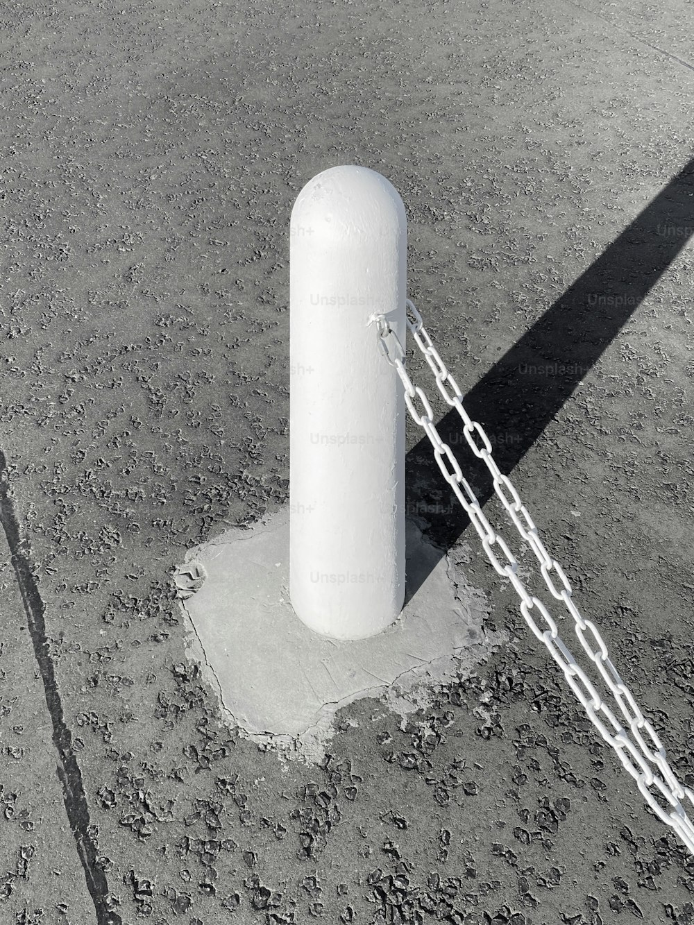 um grande objeto branco acorrentado a um poste