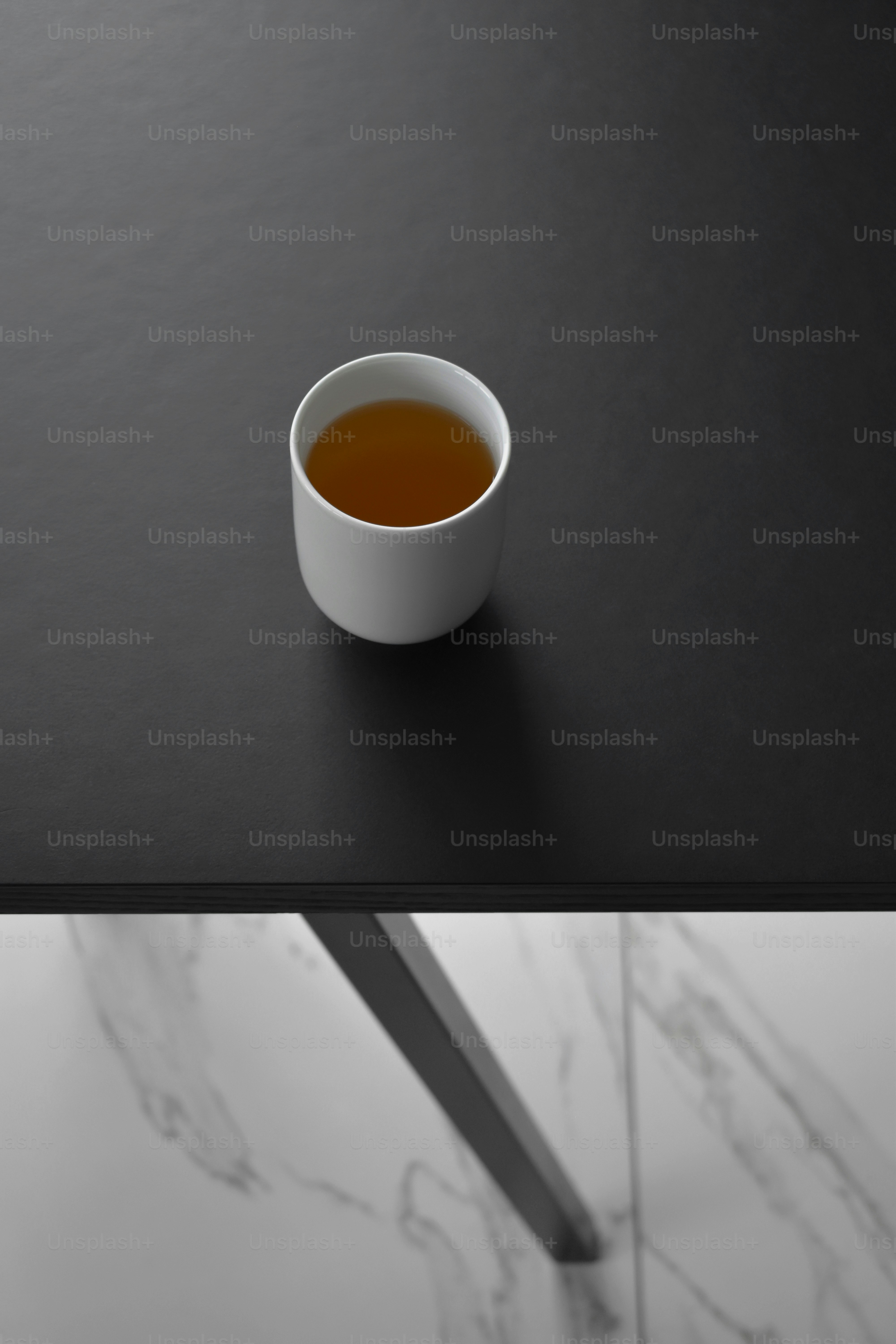 une tasse de thé posée sur une table