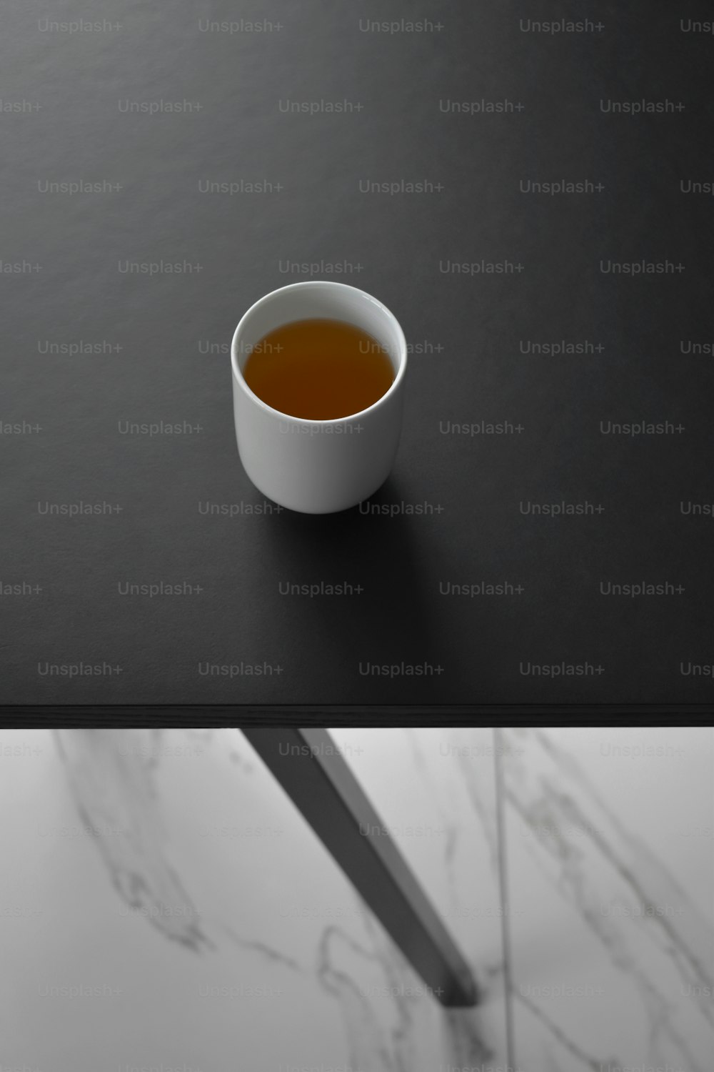 una tazza di tè seduti sopra un tavolo