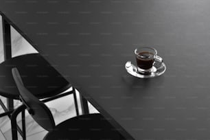 검은 테이블 위에 앉아 커피 한 잔