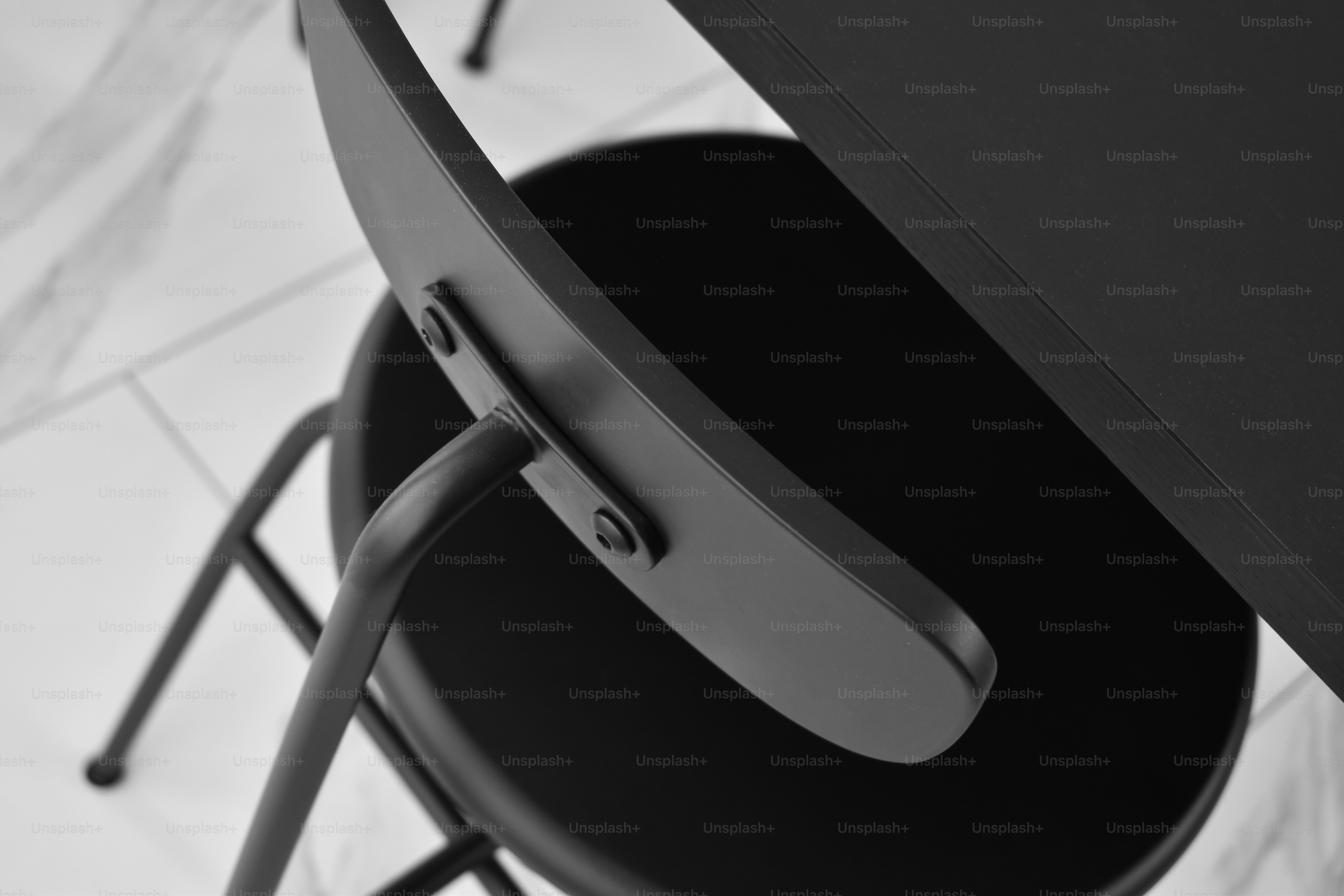 Gros plan d’une table et de chaises