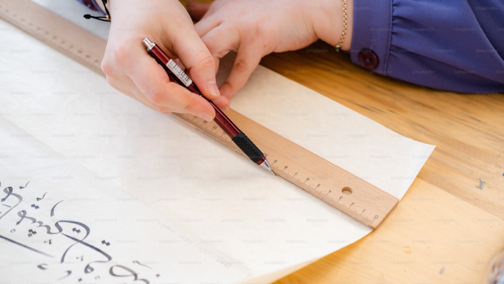 Eine Person schreibt auf ein Blatt Papier