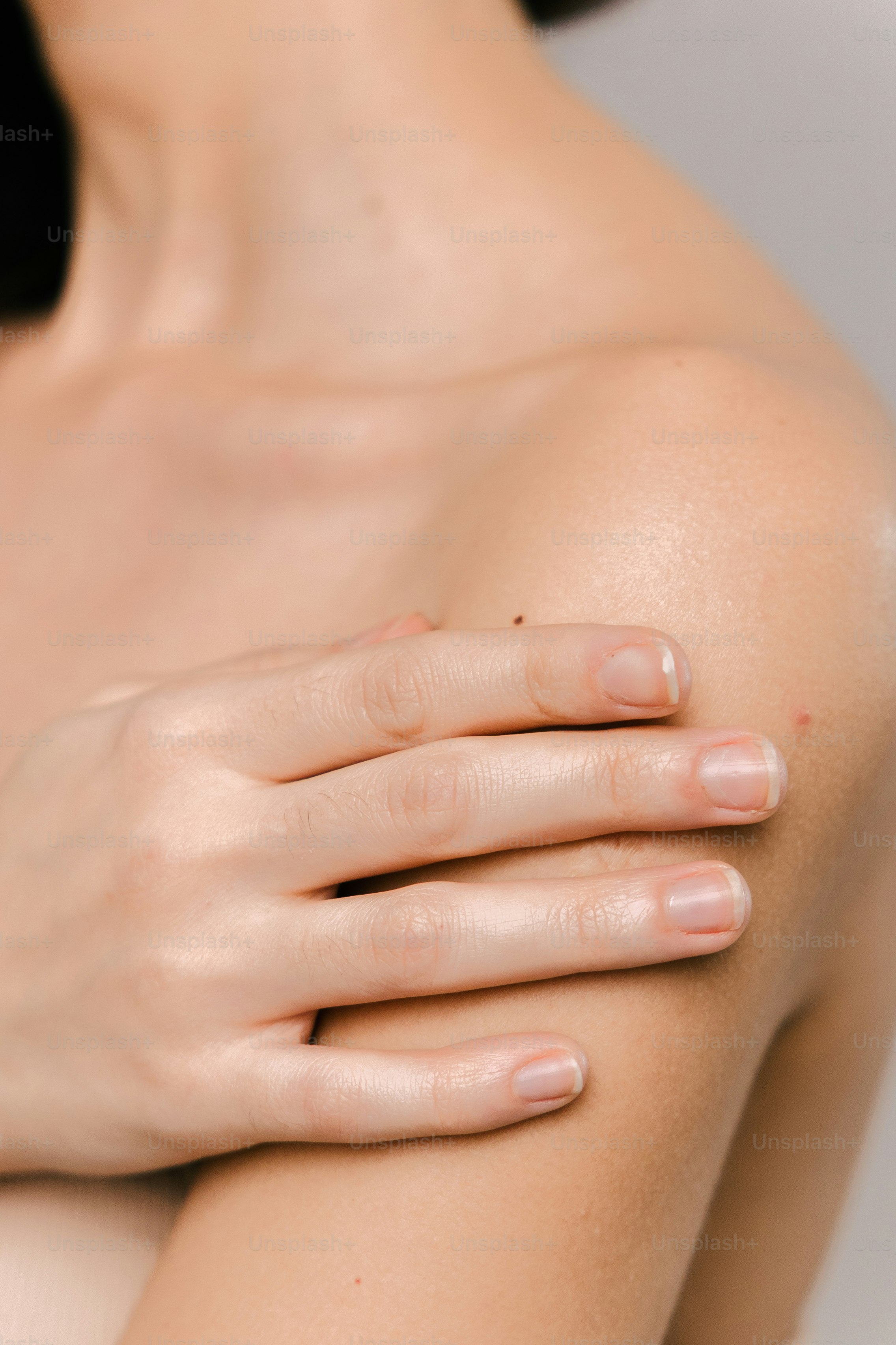 肩に腕を回した女性