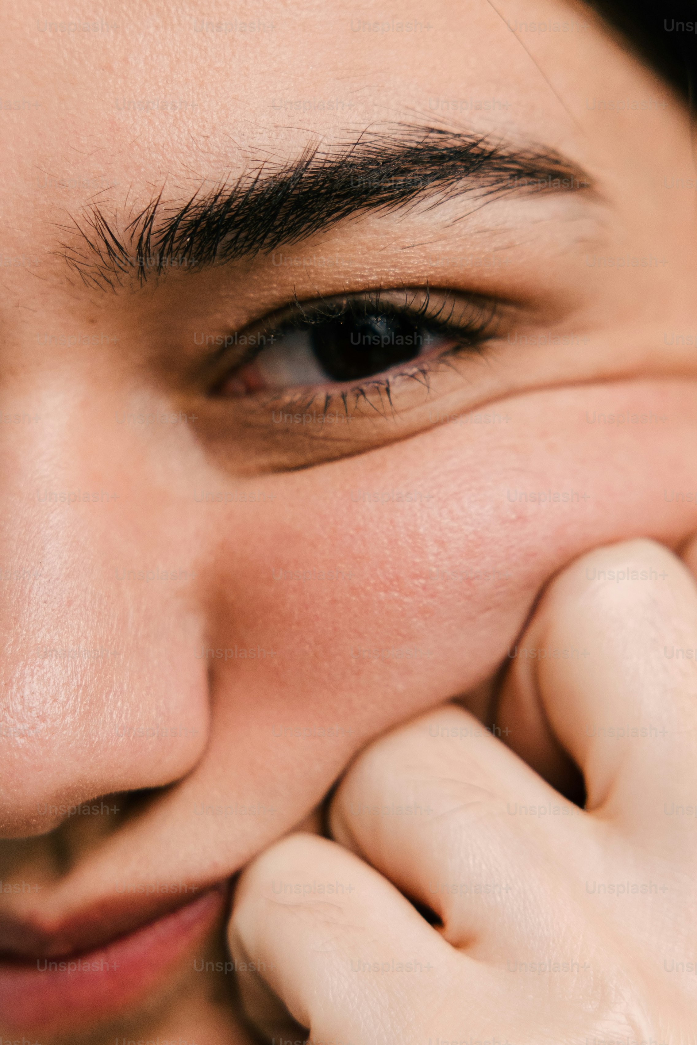 얼굴에 손을 대고 있는 사람의 클로즈업