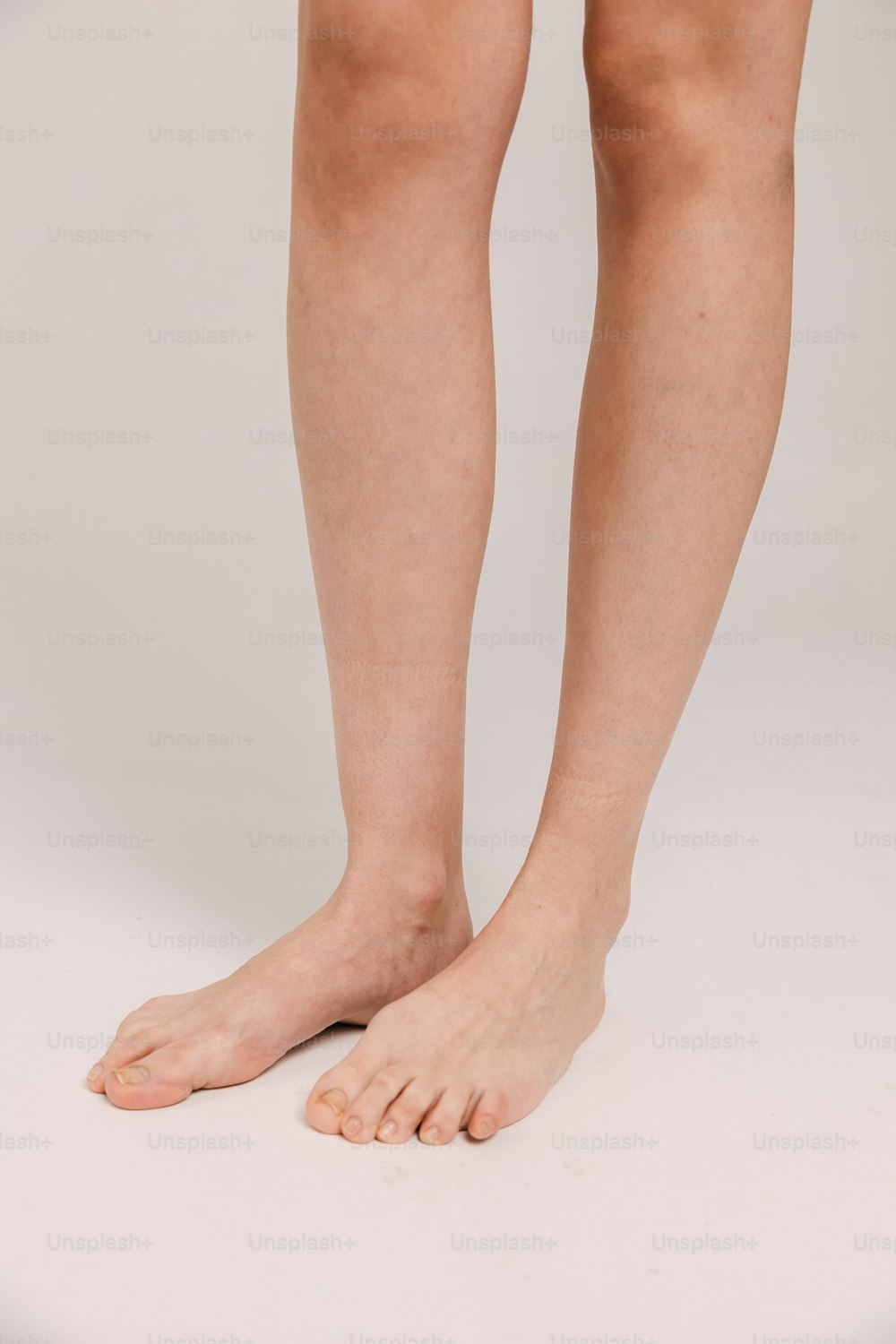 Se muestran las piernas desnudas y las piernas de una mujer