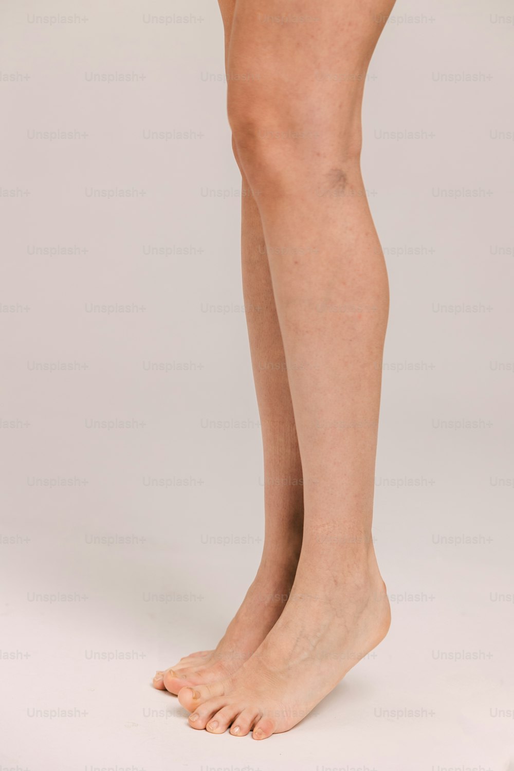 Se muestran las piernas desnudas y las piernas de una mujer